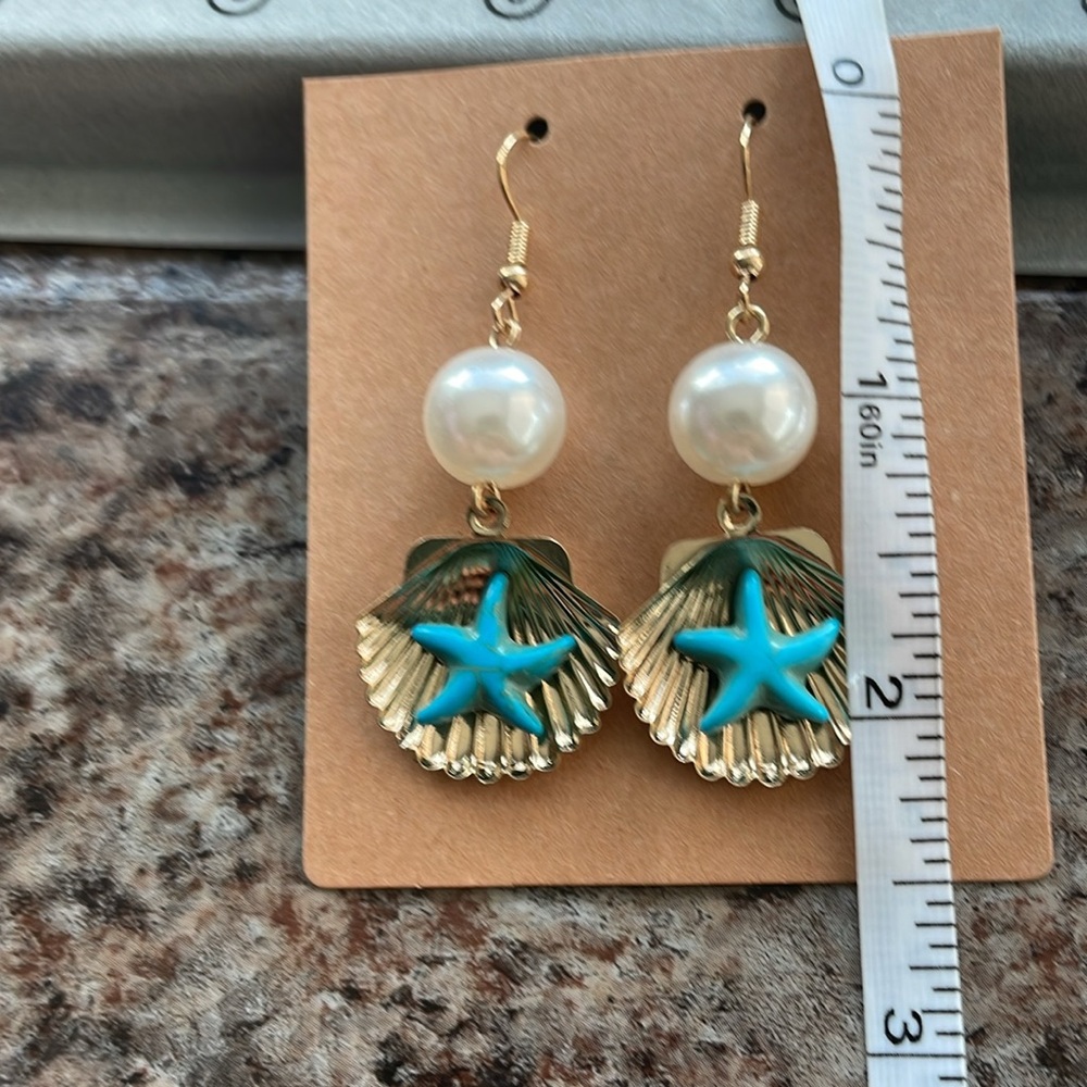 Shell dangle earrings - Picture 2 of 3